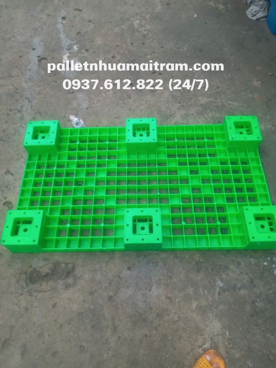 Giá tấm pallet nhựa lót sàn bao nhiêu?