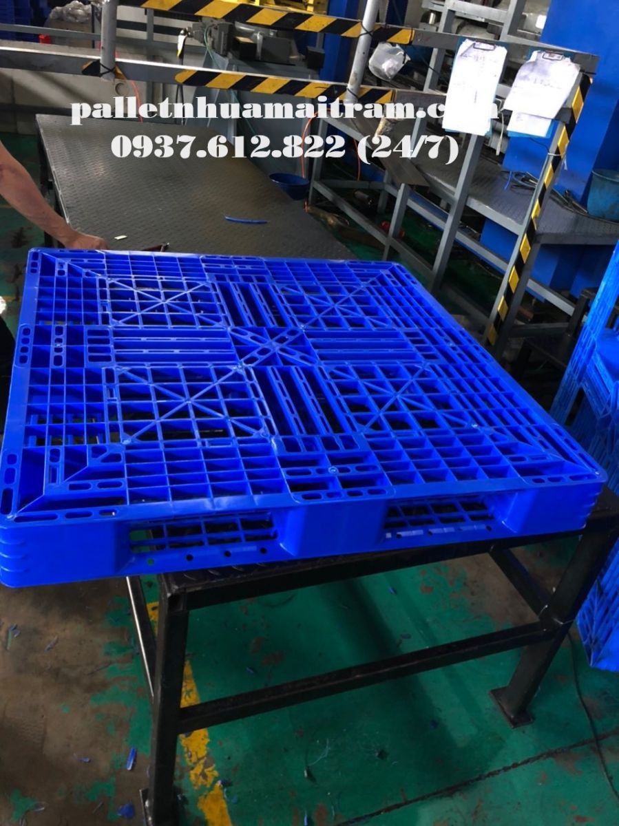 Pallet nhựa mới kích thước 1100x1100x125mm màu xanh nguyên sinh