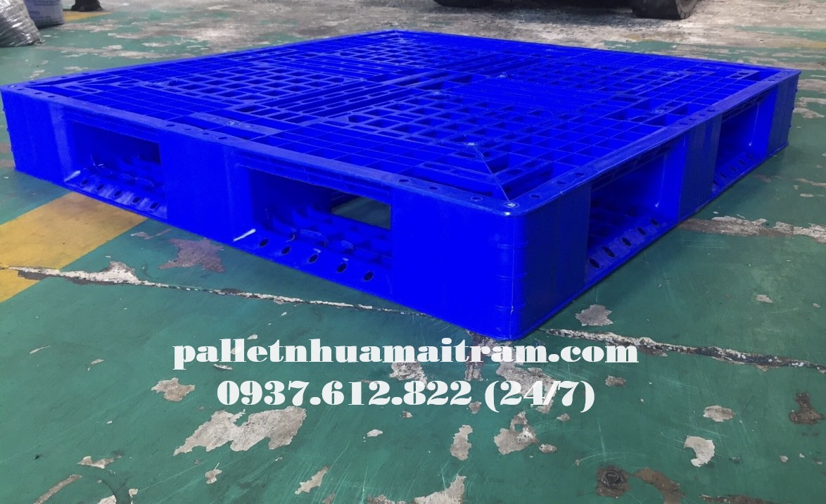 Pallet nhựa mới kích thước 1100x1100x150mm màu xanh nguyên sinh