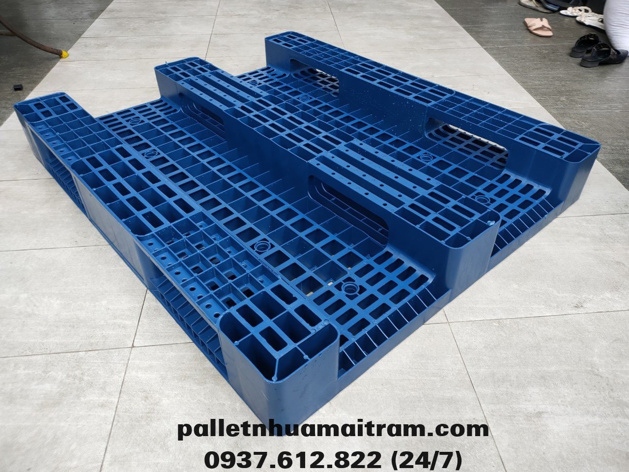 Pallet nhựa mới kích thước 1200x1000x150mm ba chân suốt