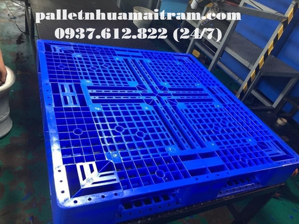 Pallet nhựa mới kích thước 1100x1100x150mm màu xanh